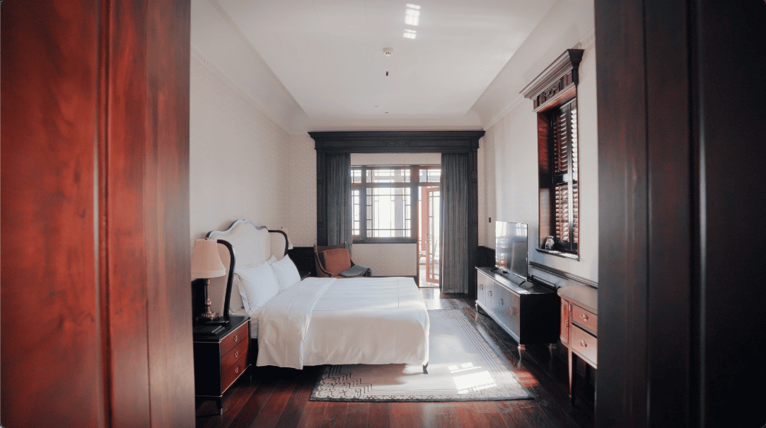 hotel villa lakeside lakeview holiday vacation qiu shui qiu shui villa design seed Alex Lee interior design architecture UNESCO world heritage site Jiangnan style courtyard Buddhist architecture small luxury hotels luxury hotels heritage century 100-year-old relic restoration West Lake Hangzhou Eastern-style courtyard room design hotel rooms zhang ai ling wan qing shi mei gui qing minimalist character infinity pool modern design western restaurant courtyard landscape garden landscape ideas landscaping