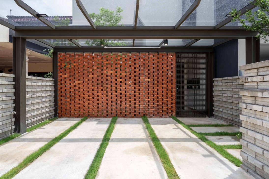 introverted house garden design seed alex lee tropical houses homes tour architecture architect O2CA Malaysian houses terrace houses terrace transformation small homes family bricks red extraordinary homes edric choo greenery link bridge double volume courtyard windows angled windows master bedroom bathroom design bathroom ideas master bathroom light bright ventilation layout reno renovation changes plans car porch secret garden hidden garden private garden living room open plan kitchen dining staircase planter box planter bridge green eco wing construction sanctuary oasis plants damansara perforated calming serene intimate homeowners shophouses polycarbonate roof tiles skylight