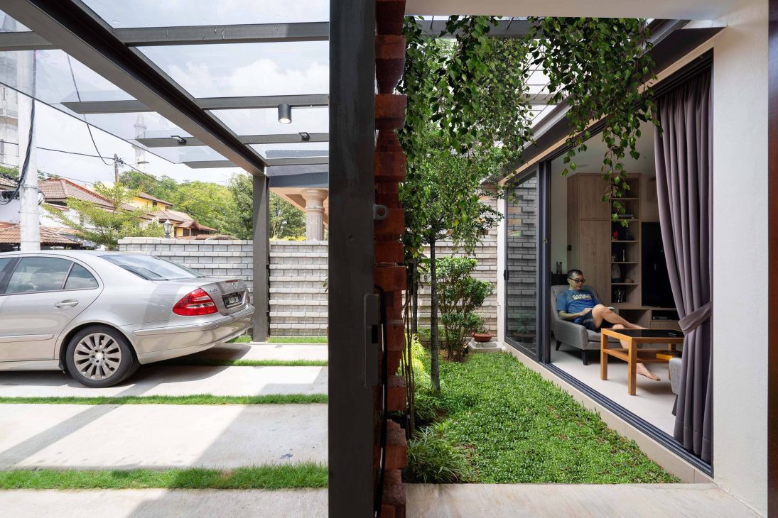 introverted house garden design seed alex lee tropical houses homes tour architecture architect O2CA Malaysian houses terrace houses terrace transformation small homes family bricks red extraordinary homes edric choo greenery link bridge double volume courtyard windows angled windows master bedroom bathroom design bathroom ideas master bathroom light bright ventilation layout reno renovation changes plans car porch secret garden hidden garden private garden living room open plan kitchen dining staircase planter box planter bridge green eco wing construction sanctuary oasis plants damansara perforated calming serene intimate homeowners shophouses polycarbonate roof tiles skylight