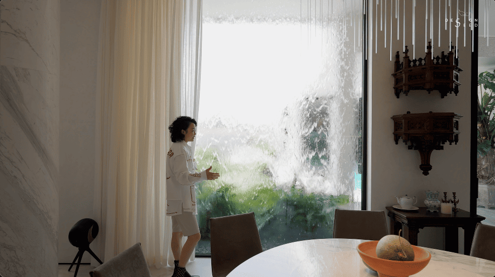 healing spaces homes house harmony design spilt contrasting different modern luxury interior design design seed Alex Lee China china design eastern style unique homes couple family homes entrance hallway piano area art art gallery open living area healthy homes natural organic soft curves rich colours warmth sculptural reception family music area photographic furniture skylights bright house artistic alfresco dining space dining area kitchen staircase home theater garden landscaping recessed lighting minimal cabinetry daylight light airy glass panels crystal column artwork public area Italian artist space hall living hall deep red timber flooring indoor trees bold playful chair neutral palette nook bedroom master bedroom reading corner study desk personal space forest green spiral staircase walk-in wardrobe master bedroom slanted ceiling combination merging styles architecture home tours house tours architect design house ideas inspo inspiration home tour renovation ideas elegant homes ideas stunning houses beautiful house design carenessland CDA China Design awards