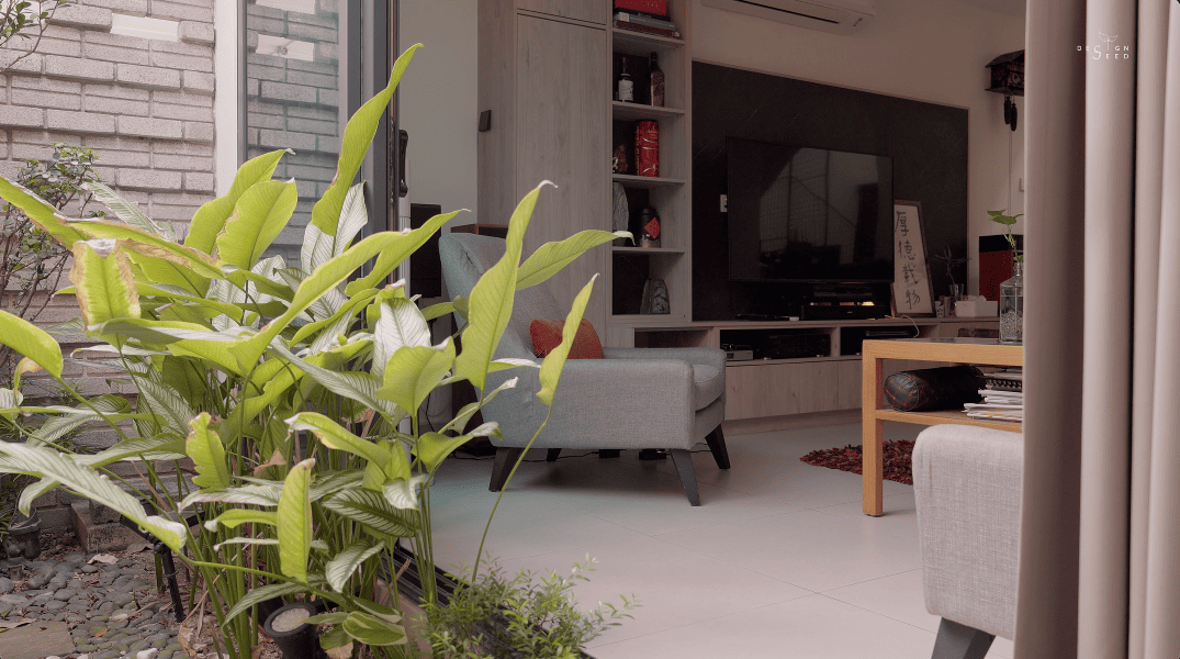 introverted house garden design seed alex lee tropical houses homes tour architecture architect O2CA Malaysian houses terrace houses terrace transformation small homes family bricks red extraordinary homes edric choo greenery link bridge double volume courtyard windows angled windows master bedroom bathroom design bathroom ideas master bathroom light bright ventilation layout reno renovation changes plans car porch secret garden hidden garden private garden living room open plan kitchen dining staircase planter box planter bridge green eco wing construction sanctuary oasis plants damansara perforated calming serene intimate homeowners shophouses polycarbonate roof tiles skylight