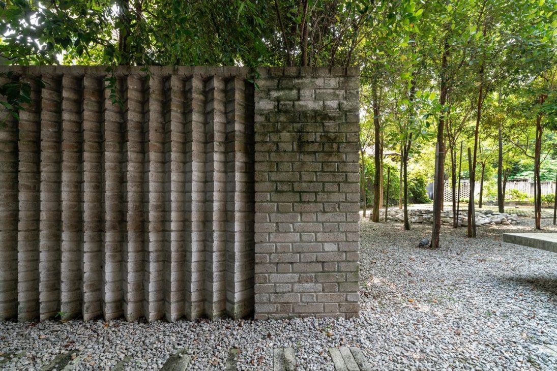 alex lee design seed tropical house transformation renovation construction landscape landscaping green greenery trees bungalow bungalow design mentahmatters design architect architecture urban city farm cheras lapan house shin chang neighbourhood facade trees ficus sandbrick walls layers fish pond garden privacy grid water feature pond fish pond grid canopy tall doors wood wooden doors foyer indoor outdoor divider workspace study materials honesty function steel structural slender durable low maintenance raw refined minimalist minimalism layout ideas interior design ideas craftsmanship two tier doors lower panel upper panel tropical house home house tour solid wood plywood living area double volume netting unique changes cantilevered kitchen area floor space open plan clarity experiment paulo mendes inspiration architectural build trees terazzo floor stainless steel ccountertop red brick kitchen industrial warm ventilation light natural light master bedroom unique beautiful eco friendly functional practical nature walk-in wardrobe cabinetry shared garden resources avocade garden farm community shared land extra land malaysia malaysian homes malaysian architecture