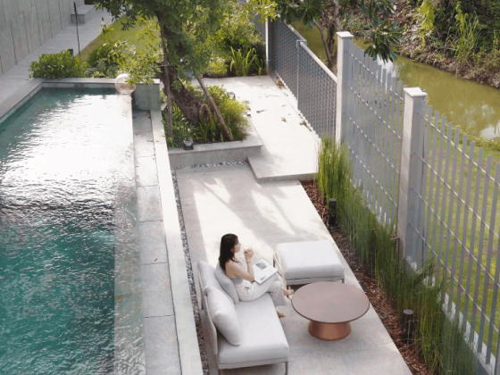 modern tropical modern villa bungalow green pool swimming pool extraordinary homes house tour chiang mai thailand canalo aurum development developer wood stone steel plants river riverfront riverside nature environment landscape lawn land environment bedroom room master room living room kitchen dining area dining table facade private luxury rich expensive ceiling lighting open plan layout design interior design architecture architect guest room guest villa wooden big mansion rich master bathroom sofa bathroom bathtub ceiling open ceiling skylight balcony staircase soon tsat holiday retirement retire build builder design house tour home ideas interior design ideas architecture ideas lounge outdoor dining relax relaxation chill greenery trees grass materials natural plan double volume ceiling recessed lighting carpentry lighting tiles red tiles outdoor balcony design seed Alex Lee Aurum Canalo Chiang Mai Thailand migrate expatriate holiday beautiful nature rich expensive luxury