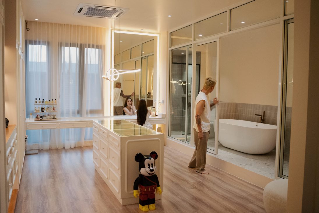 cafe design seed alex lee nu infinity home house malaysia terrace house terrace transformation renovation ideas interior design interior design ideas designer bedroom cafe grand canyon aesop martin family house design orange ceiling unique beautiful open plan living room dining bench modern luxury mid century stylish modern contemporary walk-in wardrobe bathroom bathtub wellness health master bedroom laundry kitchen backyard hidden powder room bathroom nu infinity malaysia terrace creamy beige aesthetic cafe cafe elegant