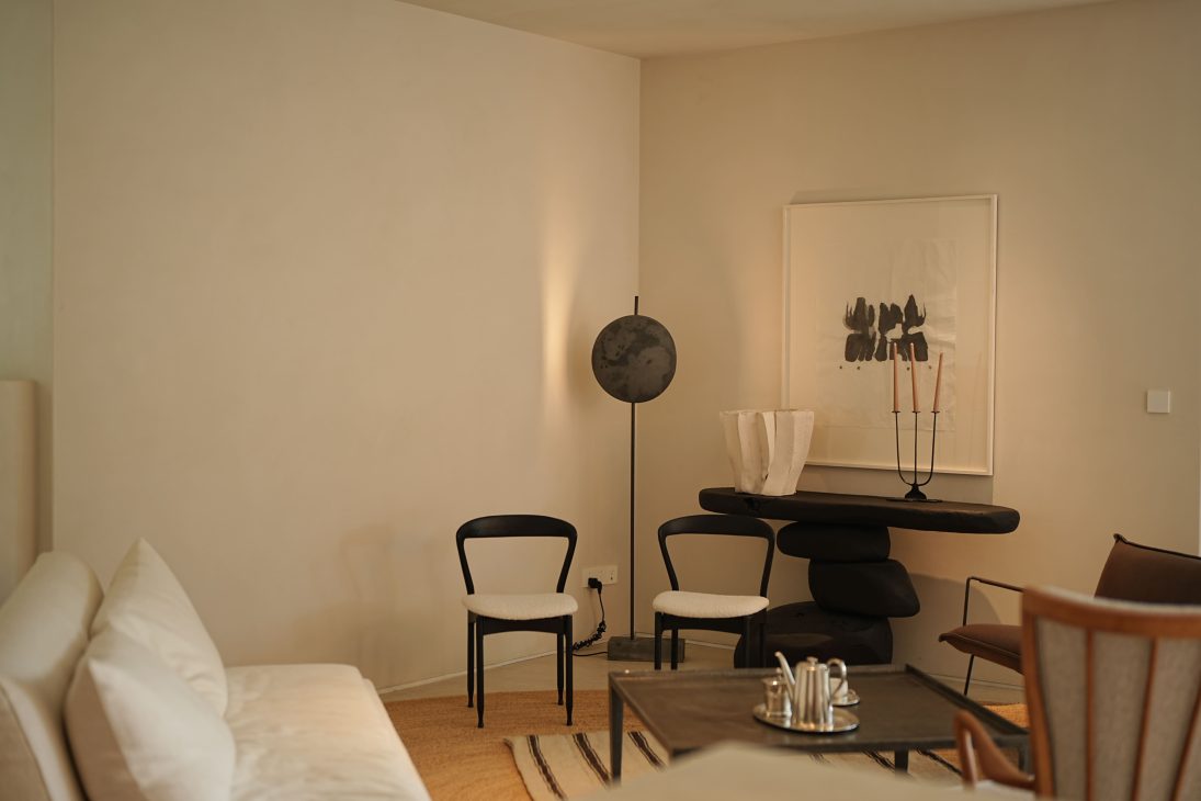 design seed alex lee mansion lakeside lake beautiful china aranya luxury villa nature mansion bungalow design interior design architecture homes house tour carenessland bedroom tea pavilion scenery landscape greenery tropical aranya holiday vacation ideas living room windows modern luxurious rich expensive design photography inspiration inspo living area double volume bedroom gym open plan garden light greenery